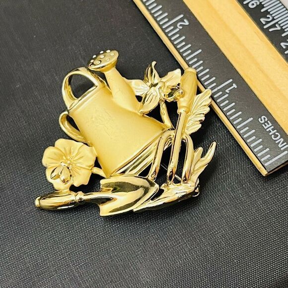 Vintage AJC Satine Gold Tone Gardening Tools Flowers Watering Can Brooch 4080 - Picture 8 of 10